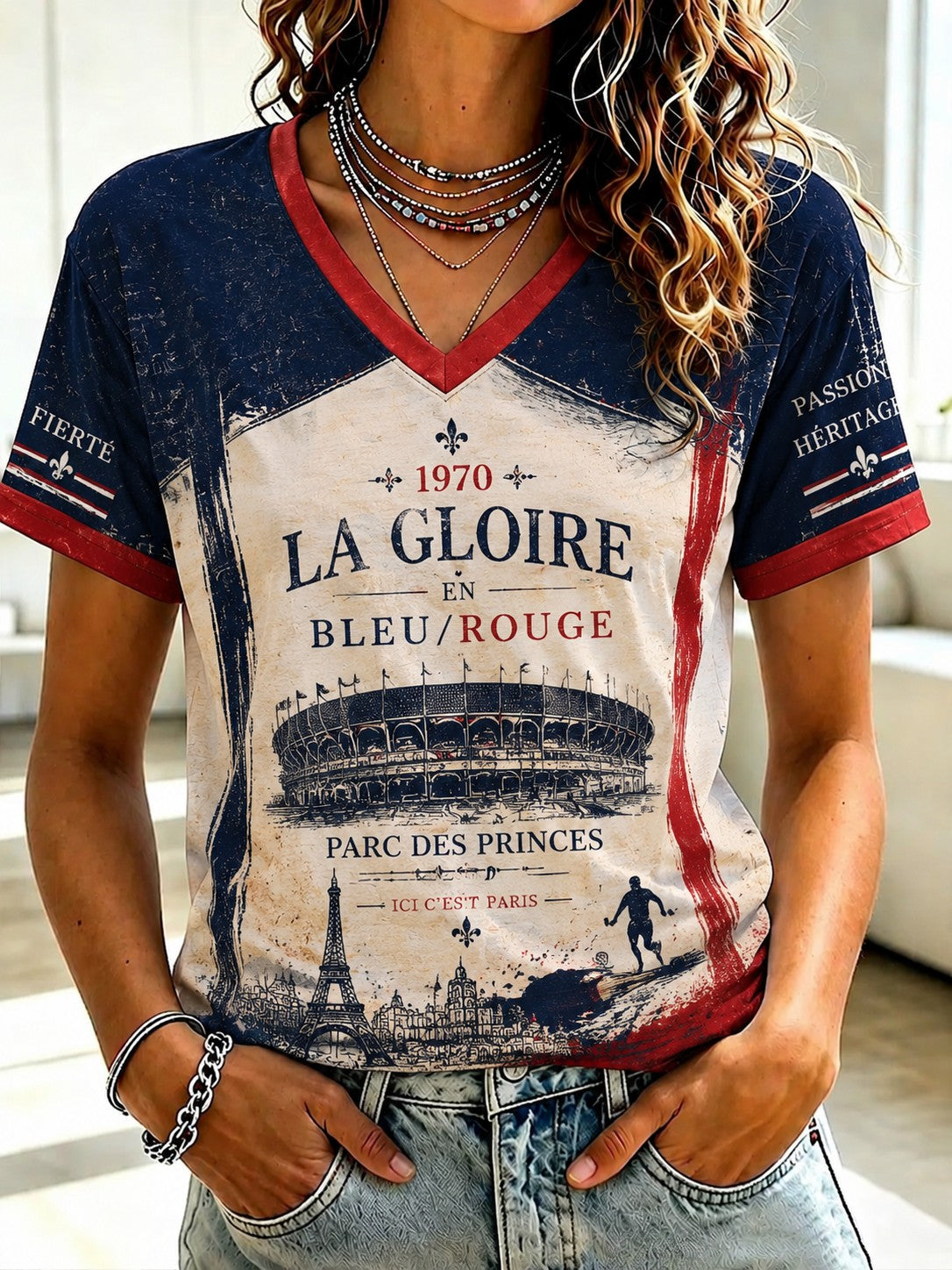 T-shirt femme La Gloire en bleu rouge, imprimé football, col en V