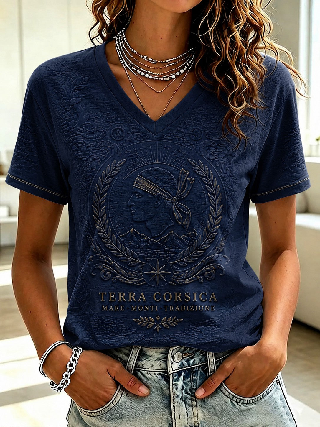T-shirt à col en V imprimé du drapeau français de Corse pour femme