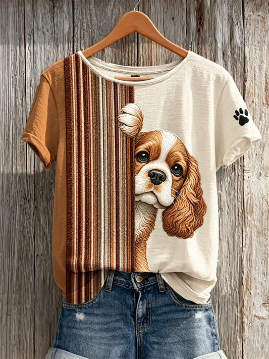 T-shirt à manches courtes pour femme, motif color-block avec un épagneul royal de Charles qui fait coucou et des empreintes de patte