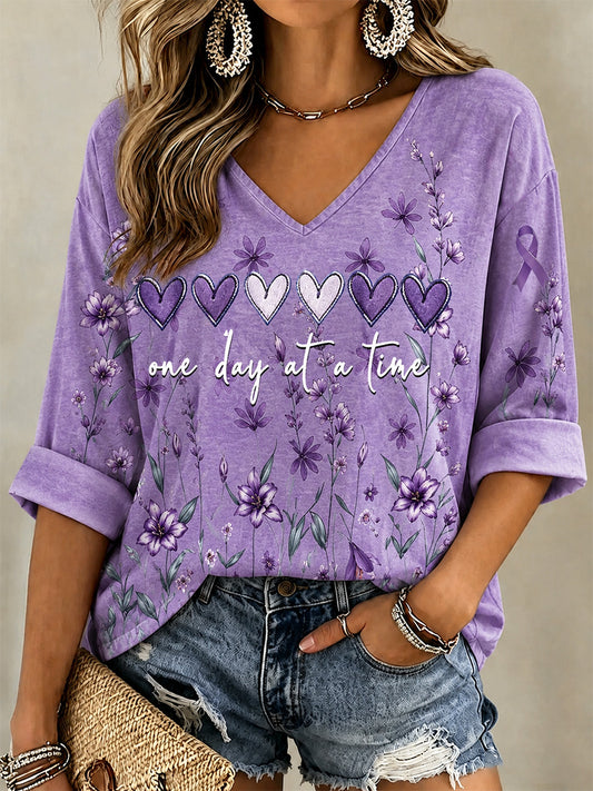 T-shirt à col en V pour femmes, imprimé floral violet et soutien à la sensibilisation à la maladie d’Alzheimer