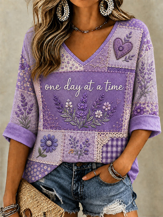 T-shirt à col en V pour femmes, imprimé floral violet et soutien à la sensibilisation à la maladie d’Alzheimer