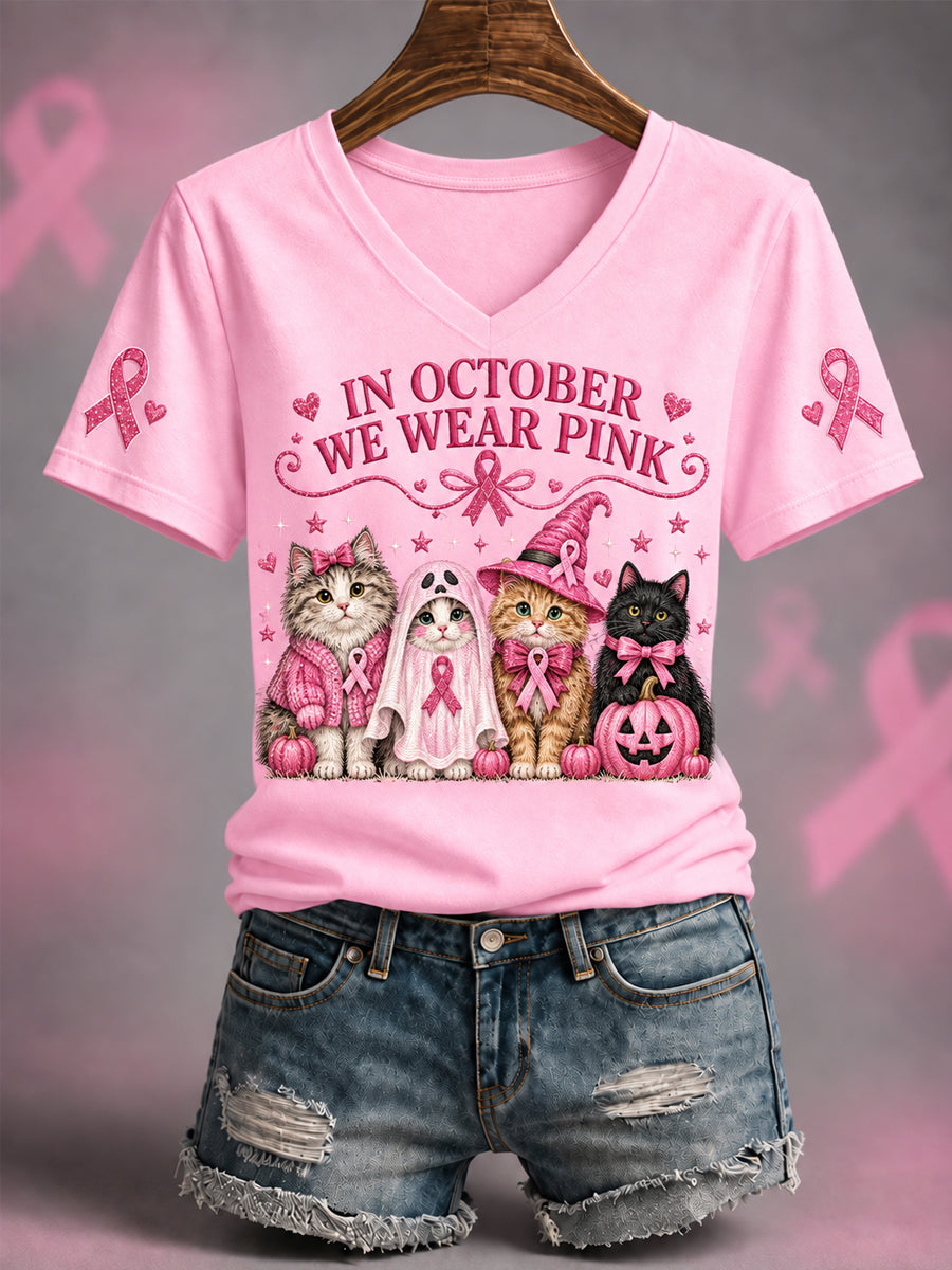 T-shirt à col en V pour femmes, «En octobre, on porte du rose» – Motif d’Halloween avec chats roses, en soutien à la sensibilisation au cancer du sein