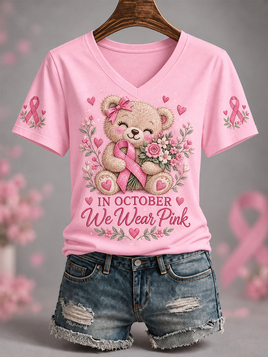 T-shirt à col en V pour femmes, avec imprimé Ours du Bonheur «En octobre, nous portons du rose », en soutien à la sensibilisation au cancer du sein